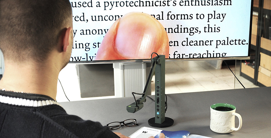 Wir stellen vor: IPEVOs günstige und transportable „Schreibtischlupe” für Menschen mit Sehbehinderung — die VZ-R Dokumentenkamera!